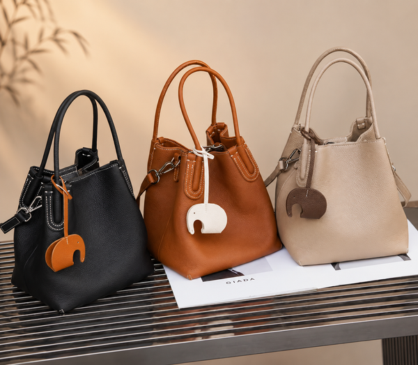 Bolso de Cuero con Adorno de Elefantito