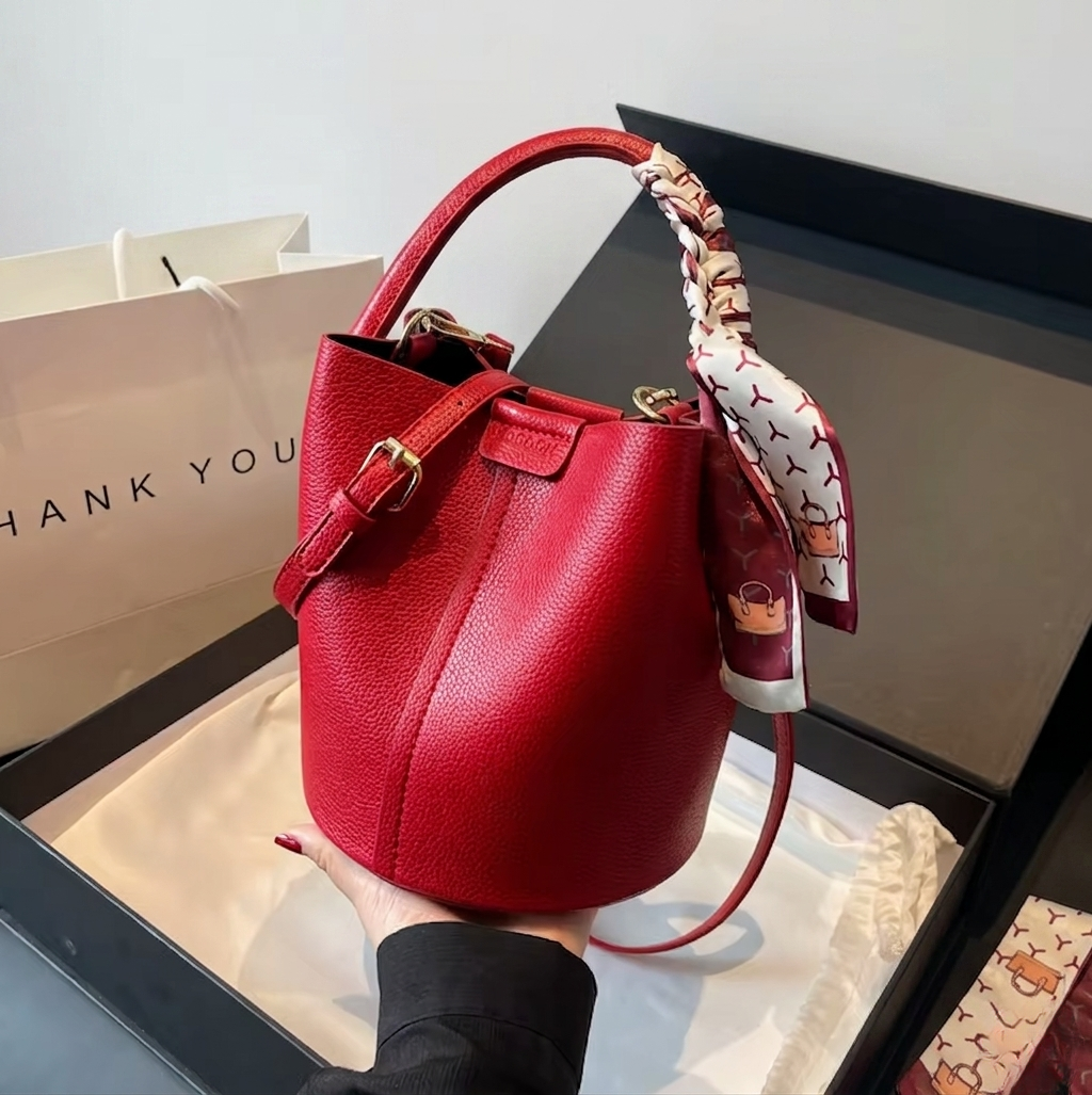 Bolsos de Hombro tipo Bucket con Costura de Hilo