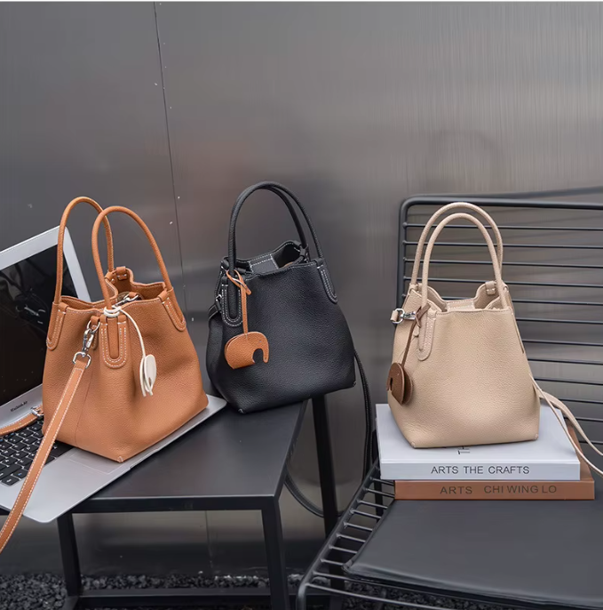 Bolso de Cuero con Adorno de Elefantito