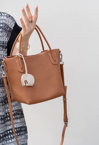 Bolso de Cuero con Adorno de Elefantito