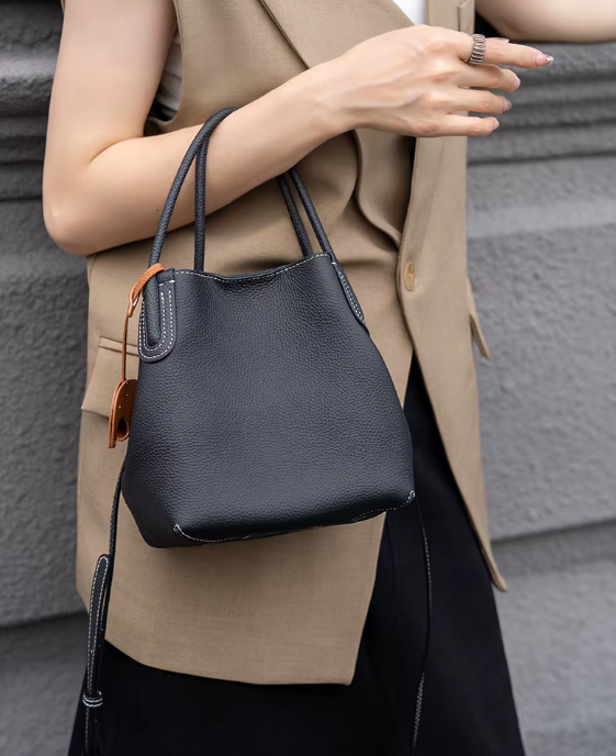 Bolso de Cuero con Adorno de Elefantito