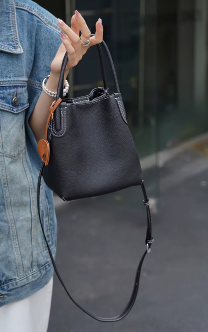 Bolso de Cuero con Adorno de Elefantito