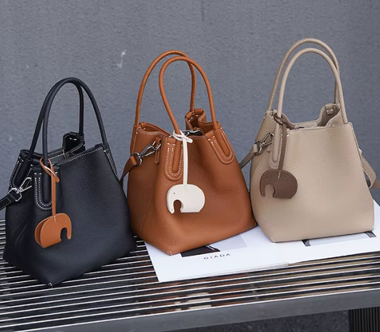 Bolso de Cuero con Adorno de Elefantito