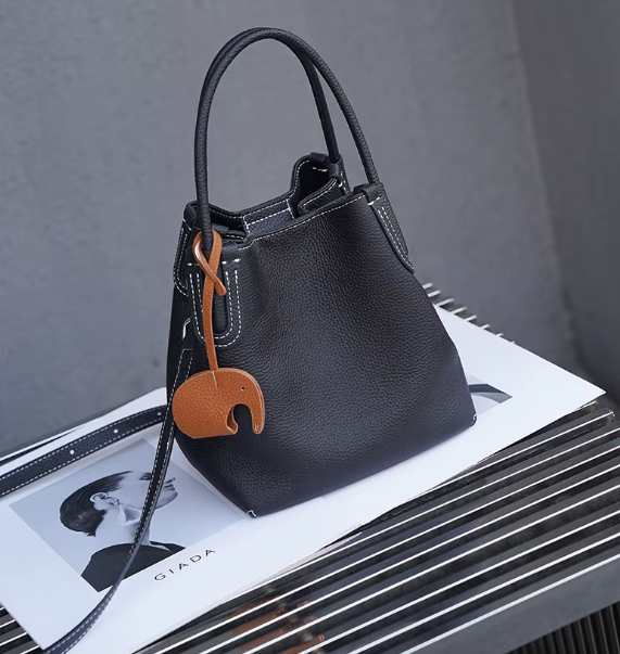 Bolso de Cuero con Adorno de Elefantito