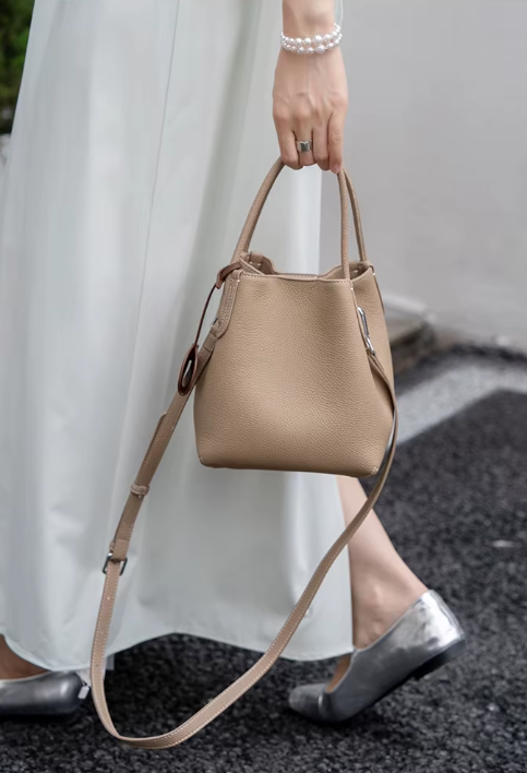 Bolso de Cuero con Adorno de Elefantito