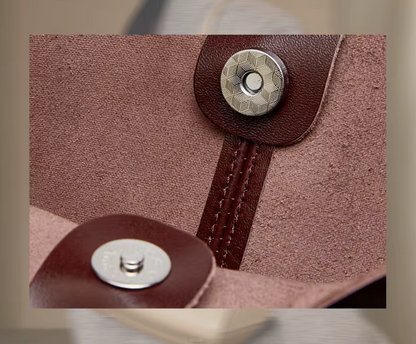 Bolso en Cuero Genuino con Diseño Elegante y Funcional