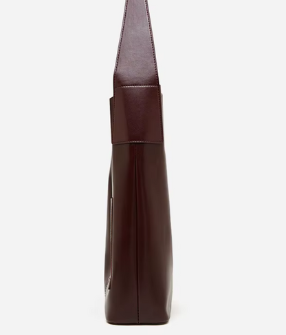 Bolso en Cuero Genuino con Diseño Elegante y Funcional