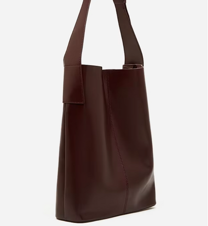Bolso en Cuero Genuino con Diseño Elegante y Funcional