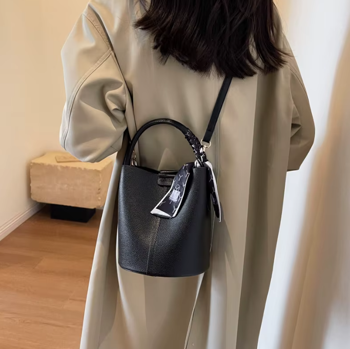 Bolsos de Hombro tipo Bucket con Costura de Hilo
