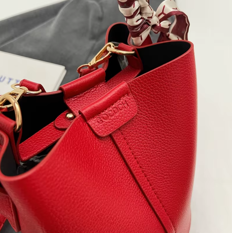 Bolsos de Hombro tipo Bucket con Costura de Hilo