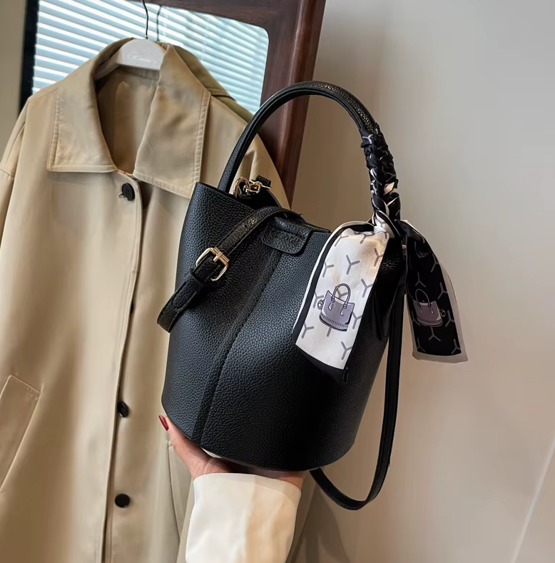 Bolsos de Hombro tipo Bucket con Costura de Hilo