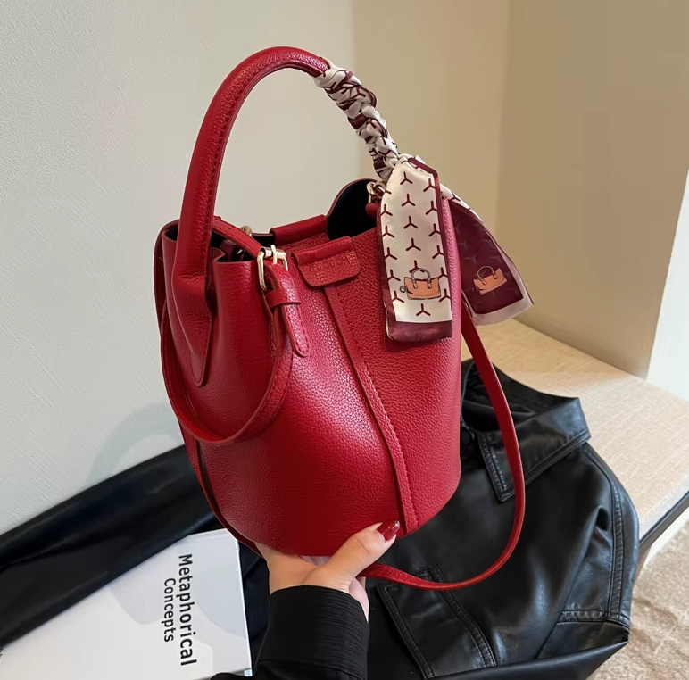 Bolsos de Hombro tipo Bucket con Costura de Hilo