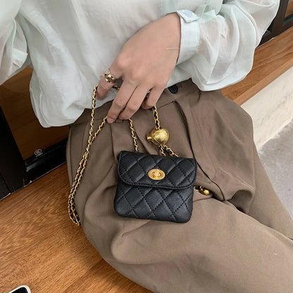 Cinturón con Bolsita y Cadena Metálica – Elegancia Funcional