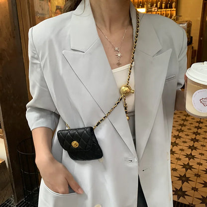 Cinturón con Bolsita y Cadena Metálica – Elegancia Funcional