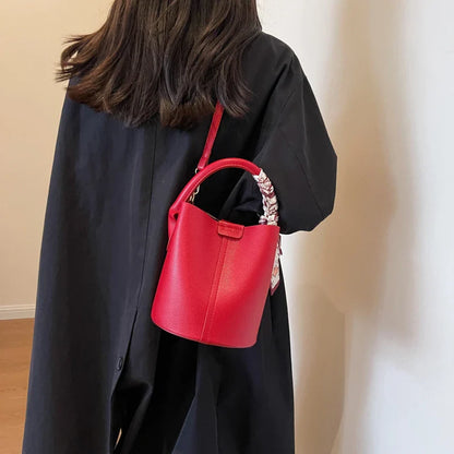 Bolsos de Hombro tipo Bucket con Costura de Hilo