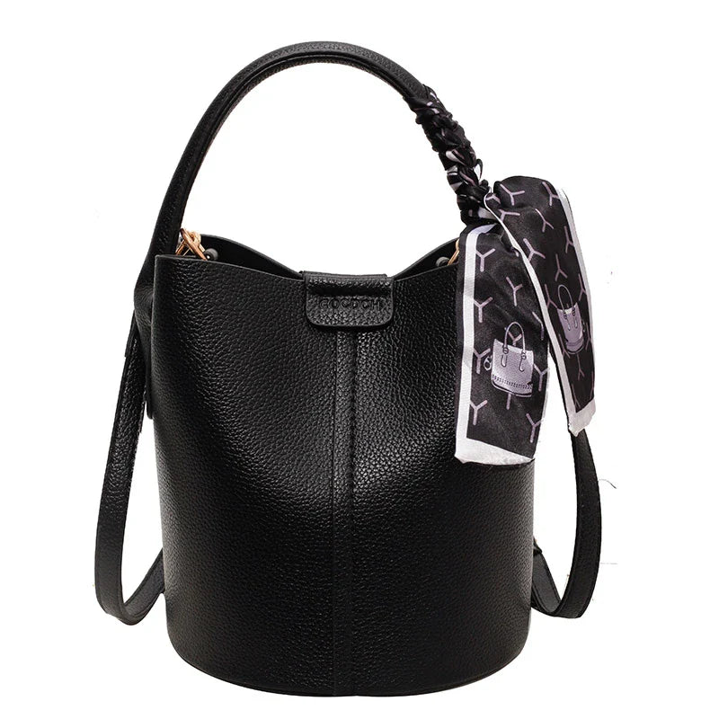 Bolsos de Hombro tipo Bucket con Costura de Hilo